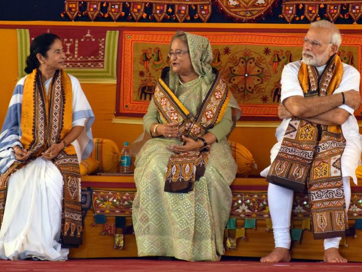 This picture of Prime Minister Modi, Bangladeshi PM Sheikh Hasina and Bengal Chief Minister Mamata Banerjee is from 2016. All three had reached a program in Shanti Niketan.