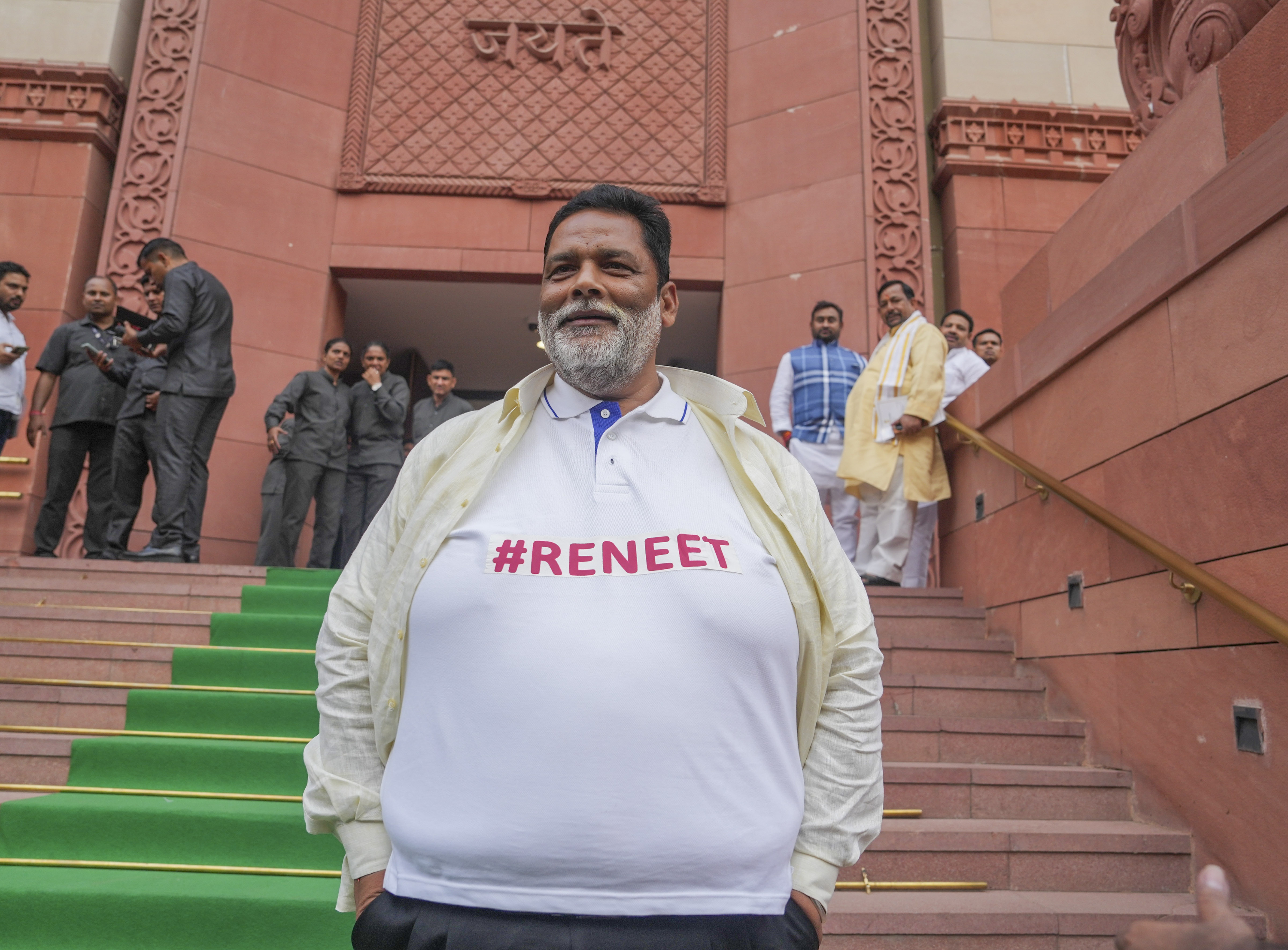 पूर्णिया से निर्दलीय सांसद पप्पू यादव #RENEET लिखी टी-शर्ट पहनकर पहुंचे।