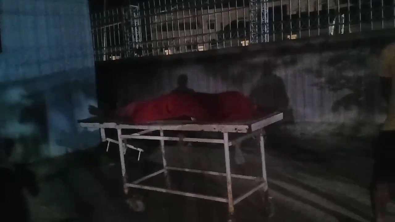 शव को पोस्टमार्टम के लिए लाया गया अस्पताल