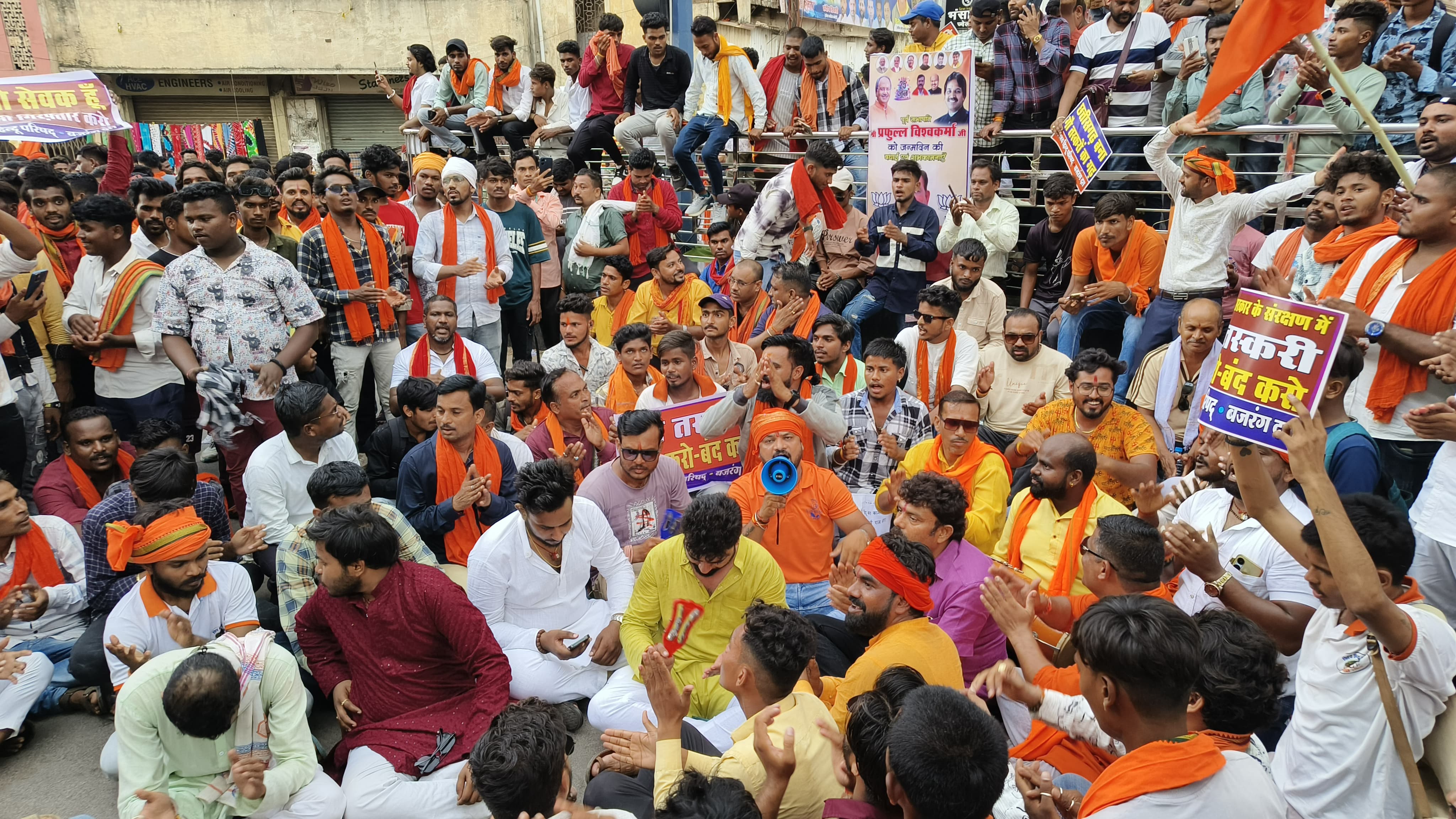 प्रदर्शनकारियों ने ढोलक और मंजीरे बजाकर भजन कीर्तन किया।