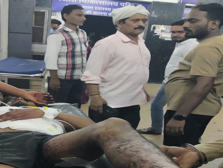 घायल को रायपुर ले जाने की तैयारी करते परिजन