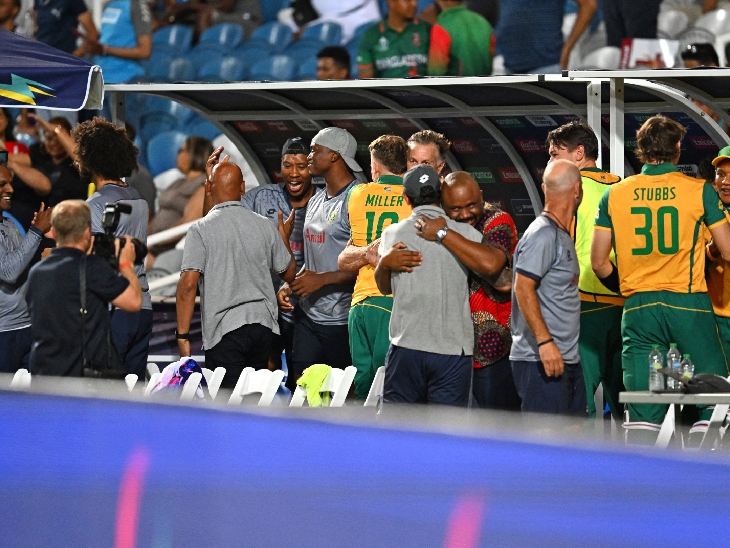 साउथ अफ्रीका ने पहली बार वर्ल्ड कप फाइनल में पहुंचने का जश्न मनाया। टीम 8 बार सेमीफाइनल खेल चुकी है।