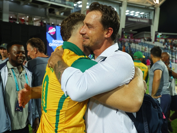 साउथ अफ्रीका के पूर्व गेंदबाज डेल स्टीन ने जीत के बाद डेविड मिलर को गले लगाया। स्टेन साउथ अफ्रीका के सभी फॉर्मेट में दूसरे टॉप विकेट टेकर हैं।