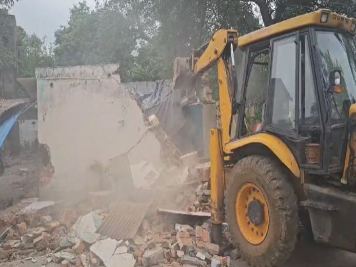 भिलाई में गोलीकांड के आरोपी अमित जोश के घर पर चला बुलडोजर। - Dainik Bhaskar