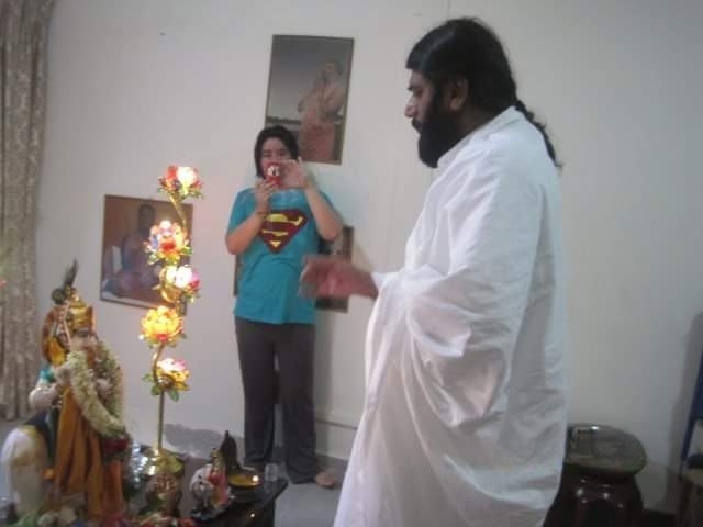 वू मे हो अब तक अपने भक्तों से 43 करोड़ रुपए की ठगी कर चुकी है।