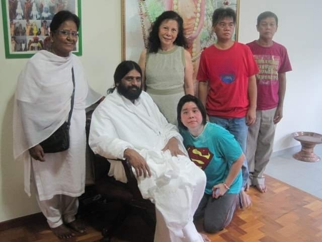 तस्वीर 2012 की है। इसमें वू मे हो श्री शक्ति नारायणी अम्मा और उनसे जुड़े लोगों के साथ दिख रही है।