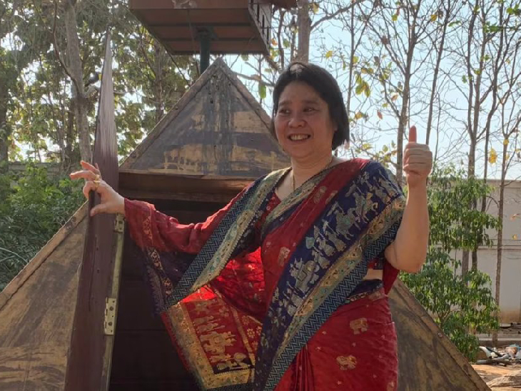 वू मे हो खुद को देवी बताती है और भक्तों के सामने साड़ी पहनकर आती है। - Dainik Bhaskar