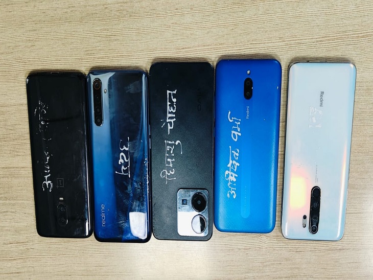 पुलिस ने जब्त किए मोबाइल फोन