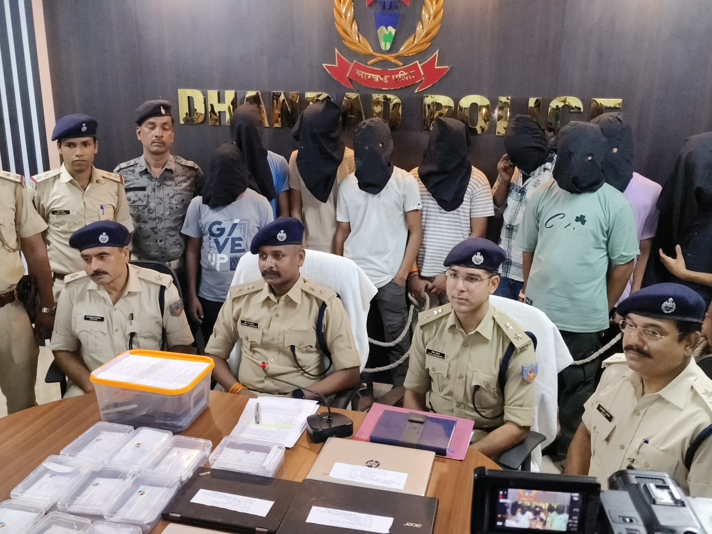 दर्जनों मोबाइल,लैपटाप,क्रेडिट कार्ड के साथ दबोचा, भेजे गए जेल|धनबाद,Dhanbad - Dainik Bhaskar