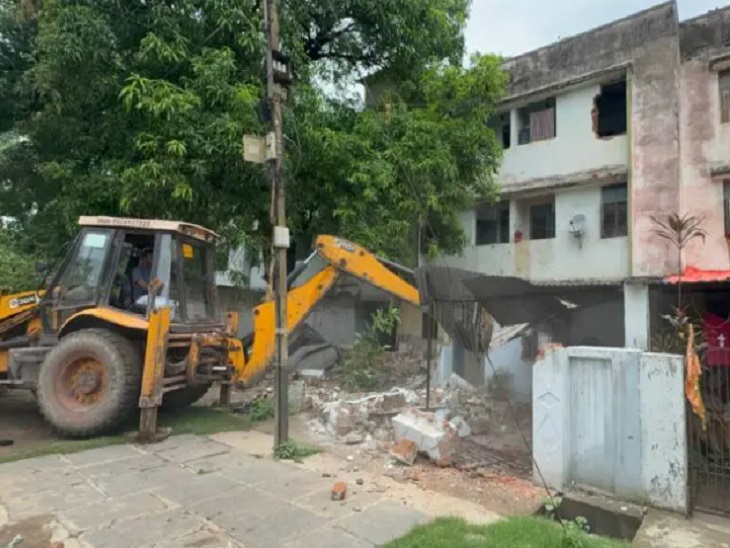 सभी मकानों को बुलडोजर चलाकर तोड़ा गया