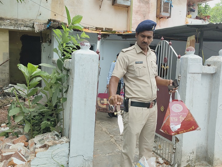 अंकुर शर्मा के घर से मिला चाकू पुलिस ने किया जब्त