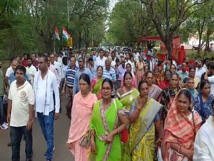 टीए बिल्डिंग का घेराव करने जाते हुए कांग्रेसी व टाउनशिपवासी