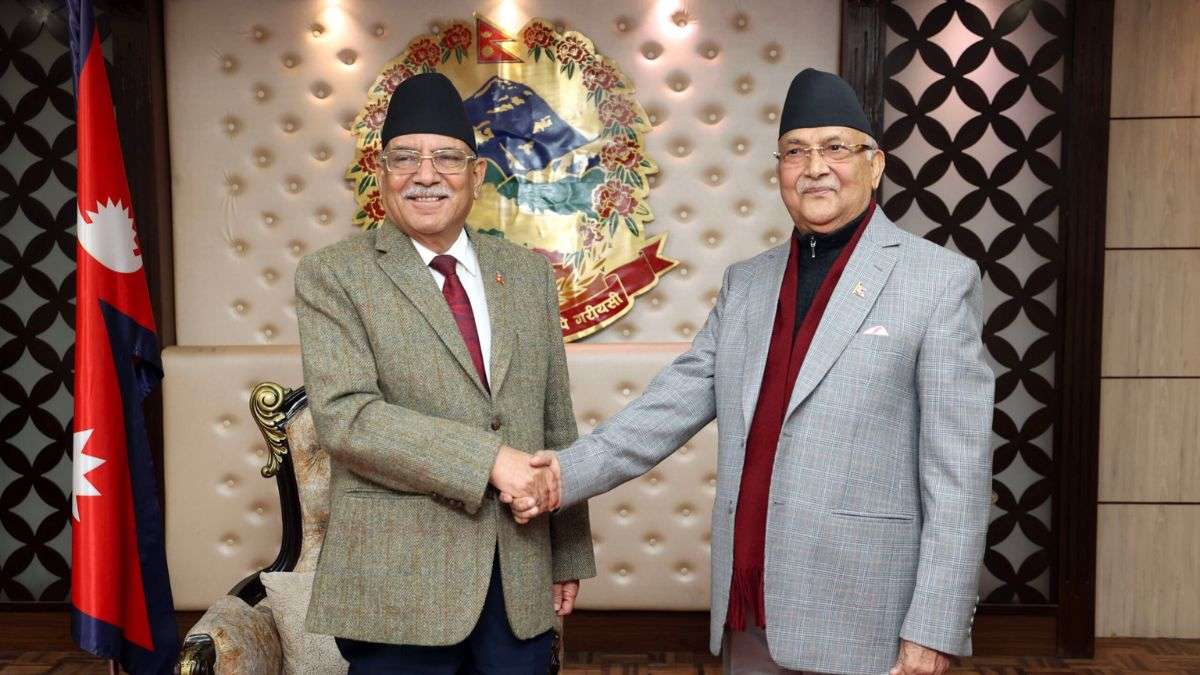 पूर्व प्रधानमंत्री केपी सिंह ओली (दाएं) ने नेपाल के प्रधानमंत्री प्रचंड (बाएं) का साथ छोड़ा।