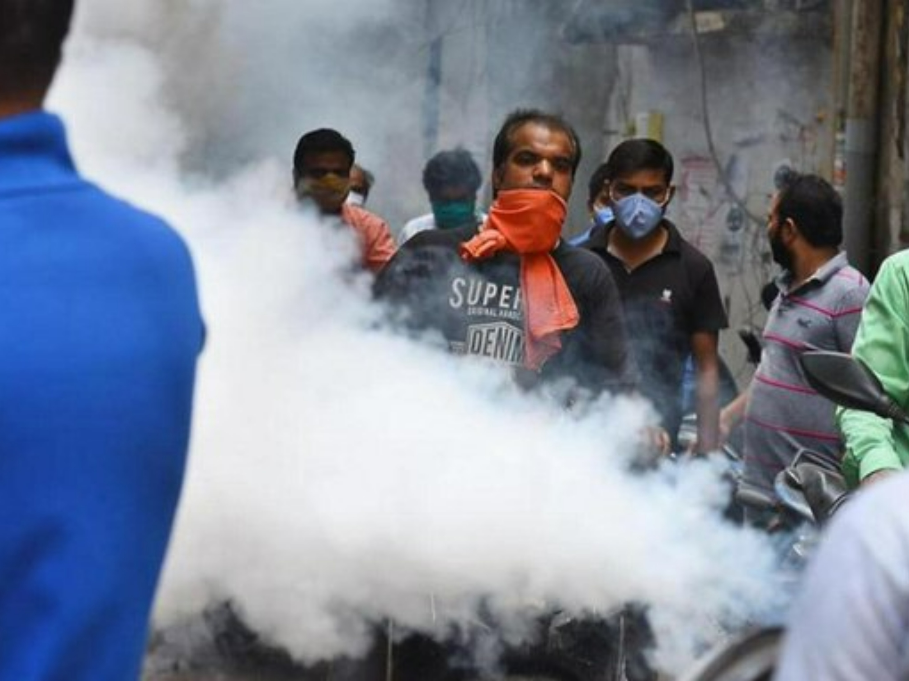 पुणे म्युनिसिपल कॉर्पोरेशन जीका वायरस संक्रमित मरीजों के इलाकों में दवाओं का छिड़काव करवा रहा है। - Dainik Bhaskar