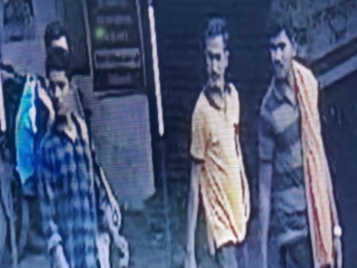 CCTV कैमरे में 5 चोर नजर आ रहे हैं।