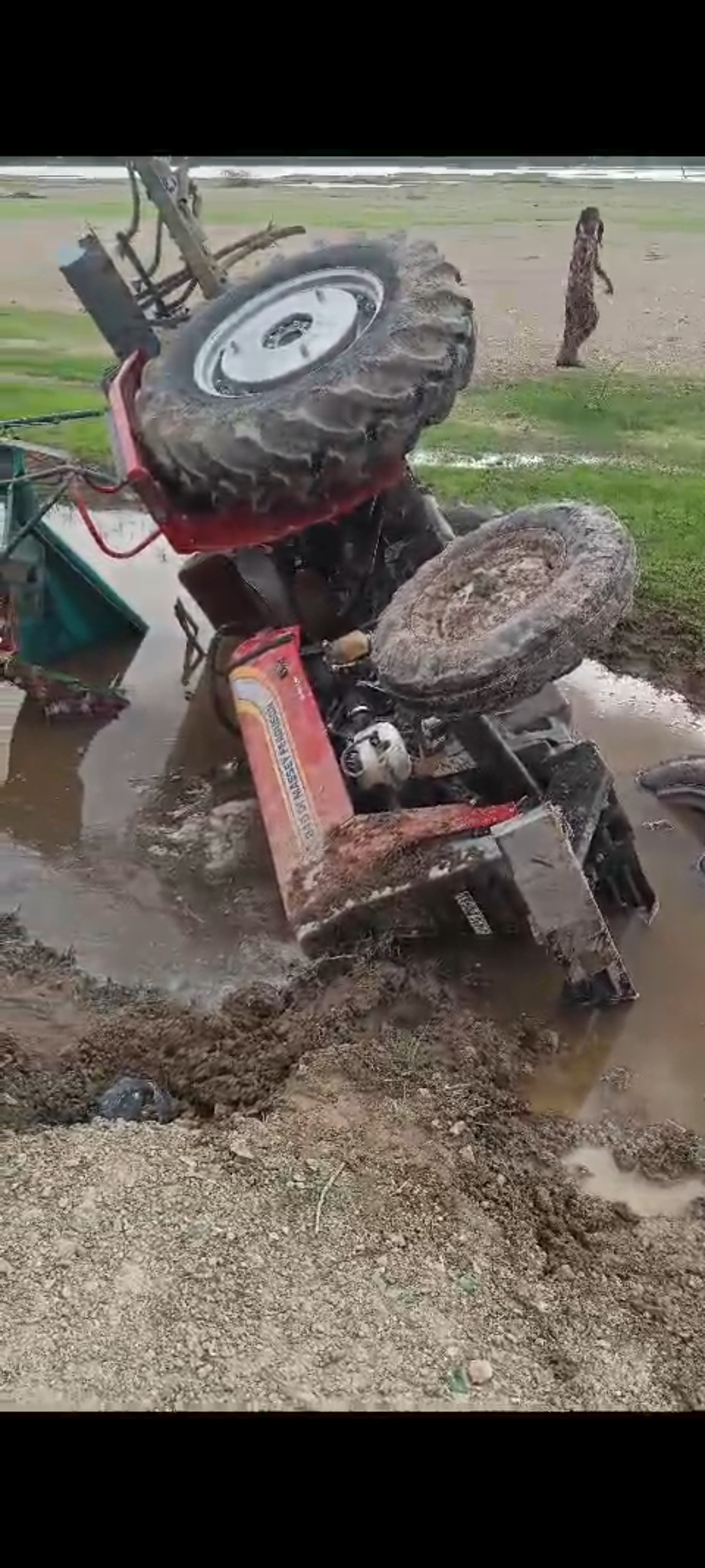 Uncontrolled tractor overturned, young man died after being crushed ...