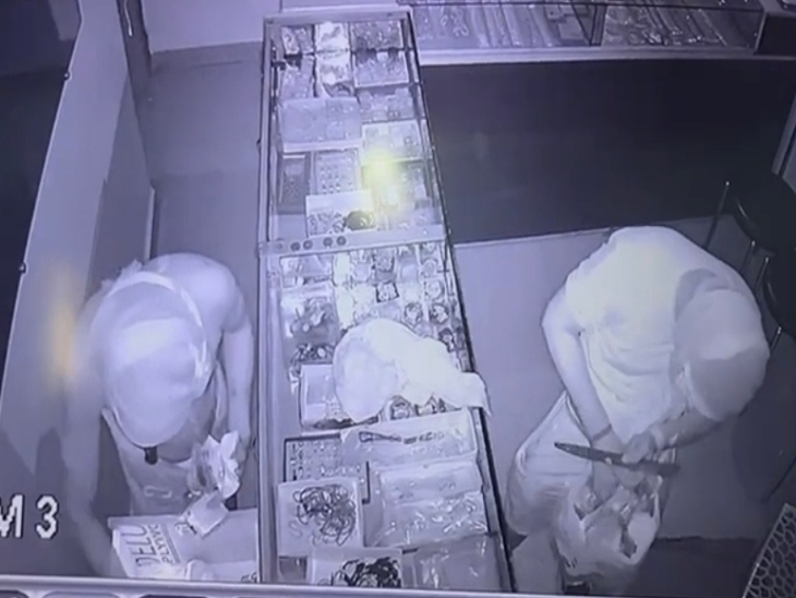 ज्वेलरी दुकान में लगे शटर का ताला तोड़कर चोरों ने सोने चांदी के जेवर पार किया।