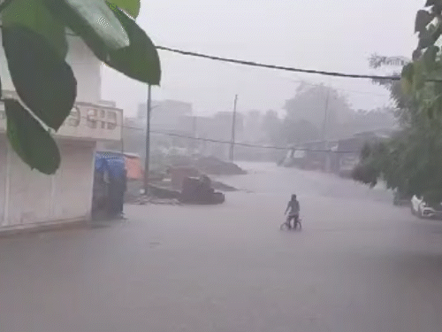 red alert for heavy rain in districts of saurashtra and south gujarat |  सरदार सरोवर डैम 50 फीसदी भरा: जामनगर-सुरेंद्रनगर के डैम ओवरफ्लो,  सौराष्ट्र-दक्षिण गुजरात में दो ...