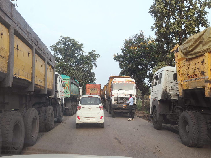 छत्तीसगढ़ के दुर्ग जिले में 22 टन लोहे से भरा एक ट्रेलर चोरी हो गया। - Dainik Bhaskar