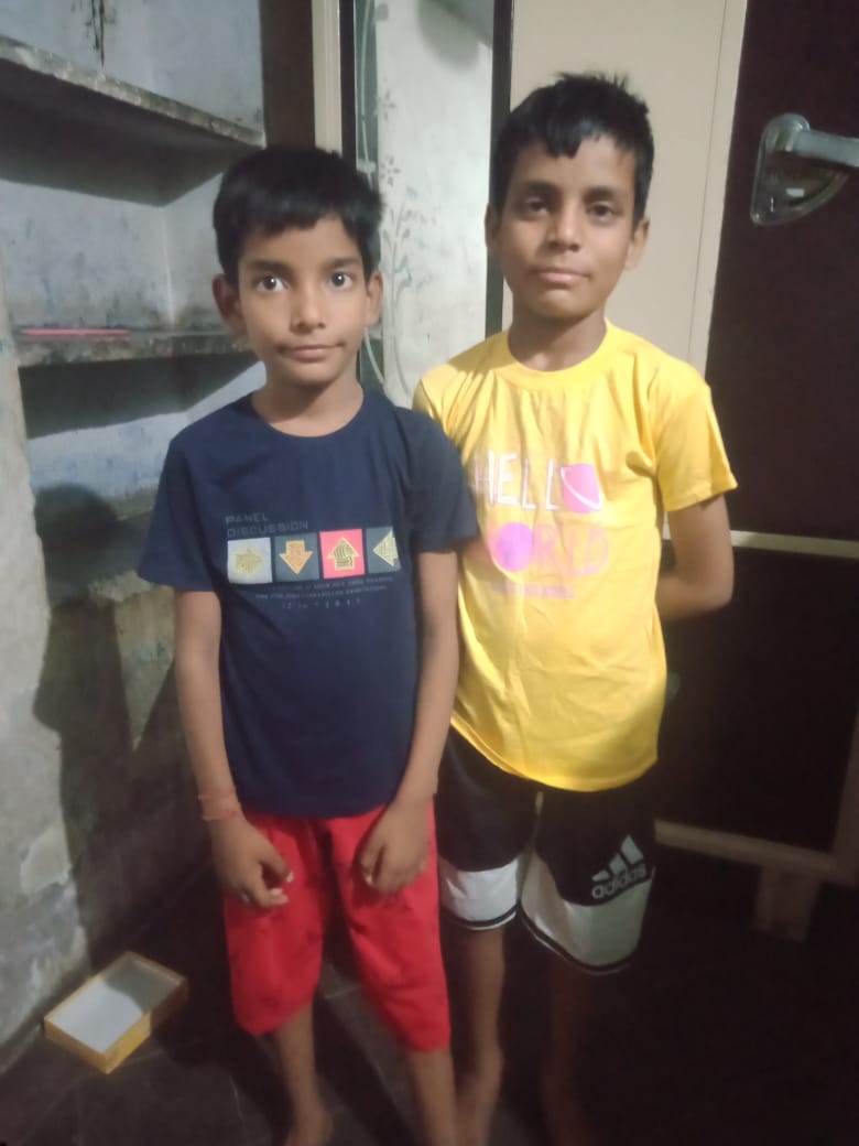 अपने छोटे भाई साहिल के साथ कार्तिक (येलो टीशर्ट में)। (फाइल फोटो)