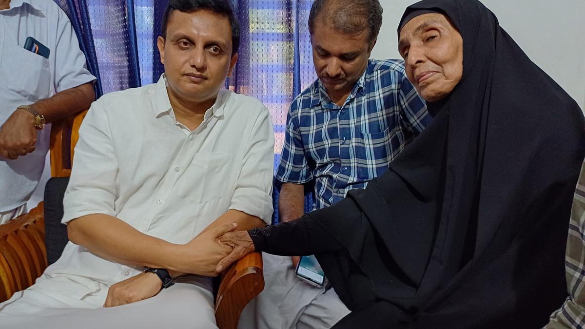 तस्वीर में अब्दुल के परिजनों के साथ केरल सरकार में मंत्री पीए रियास।