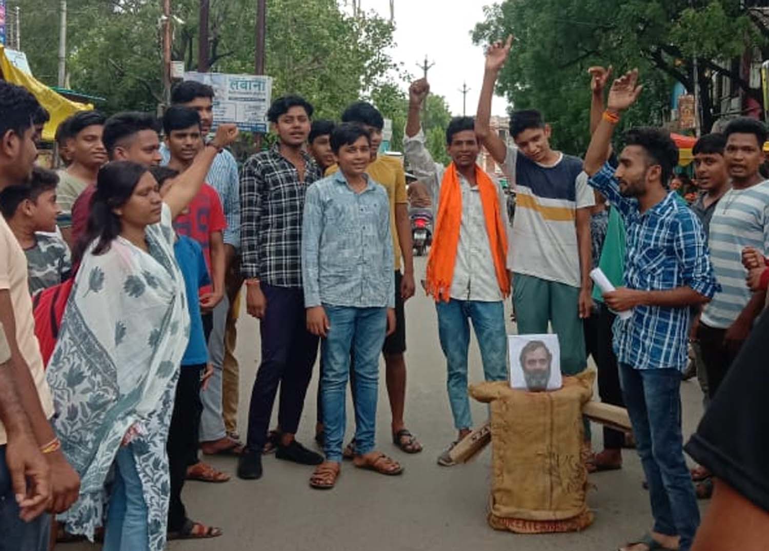 Hindu Raksha Dal burnt the effigy of Rahul Gandhi at Bada Bus Stand ...
