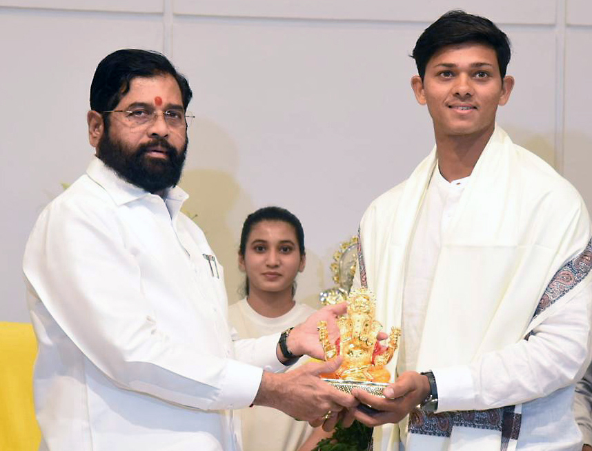 सीएम शिंदे ने ओपनर यशस्वी जयसवाल को भगवान गणेश की मूर्ति भेंट की।