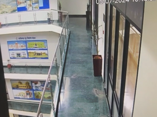 ड्यूटी पर पहुंचने के कुछ देर बाद ऑफिस के रेलिंग के पास पहुंचा