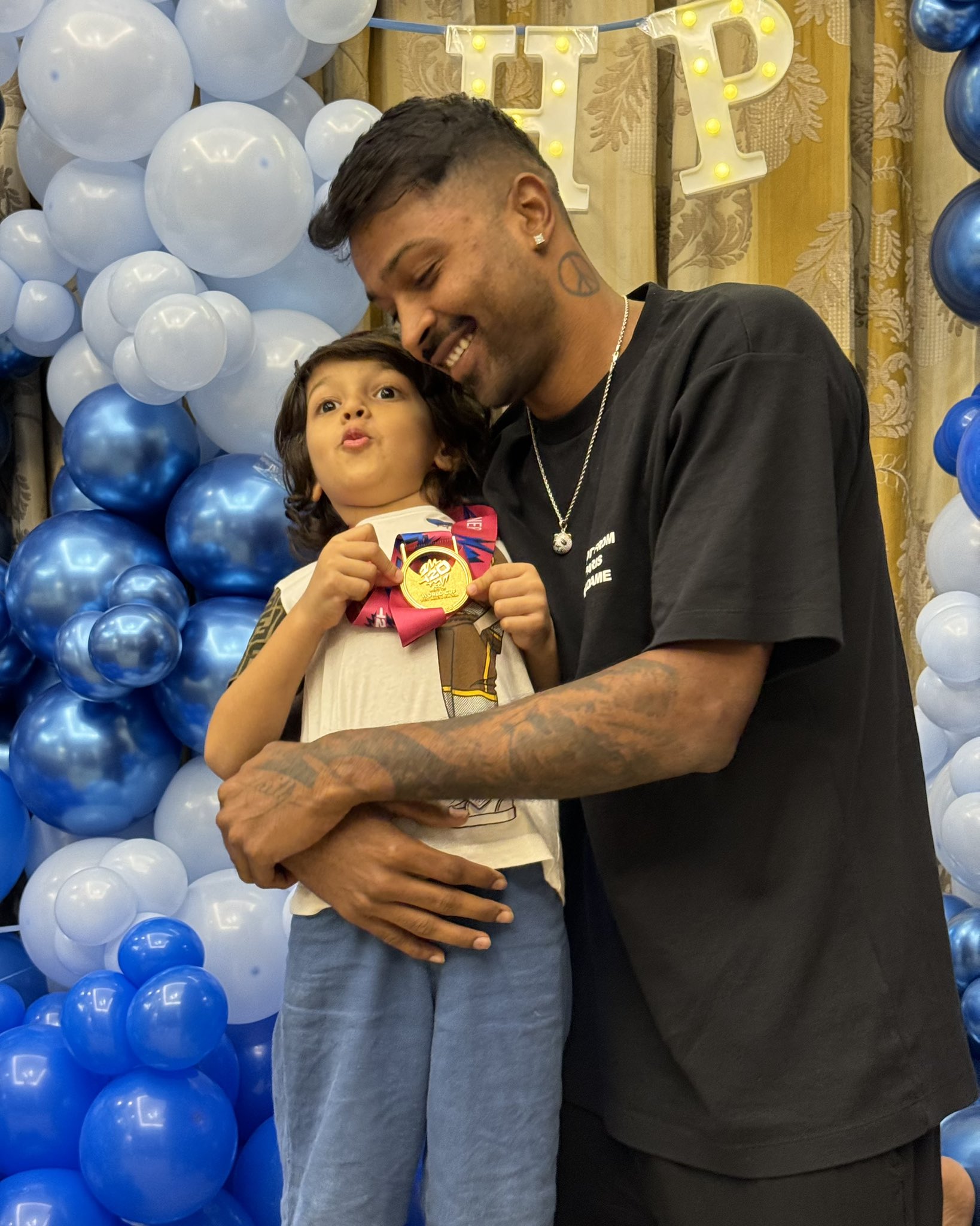 भारतीय ऑलराउंडर पंड्या और अगस्त्य के साथ जश्न।