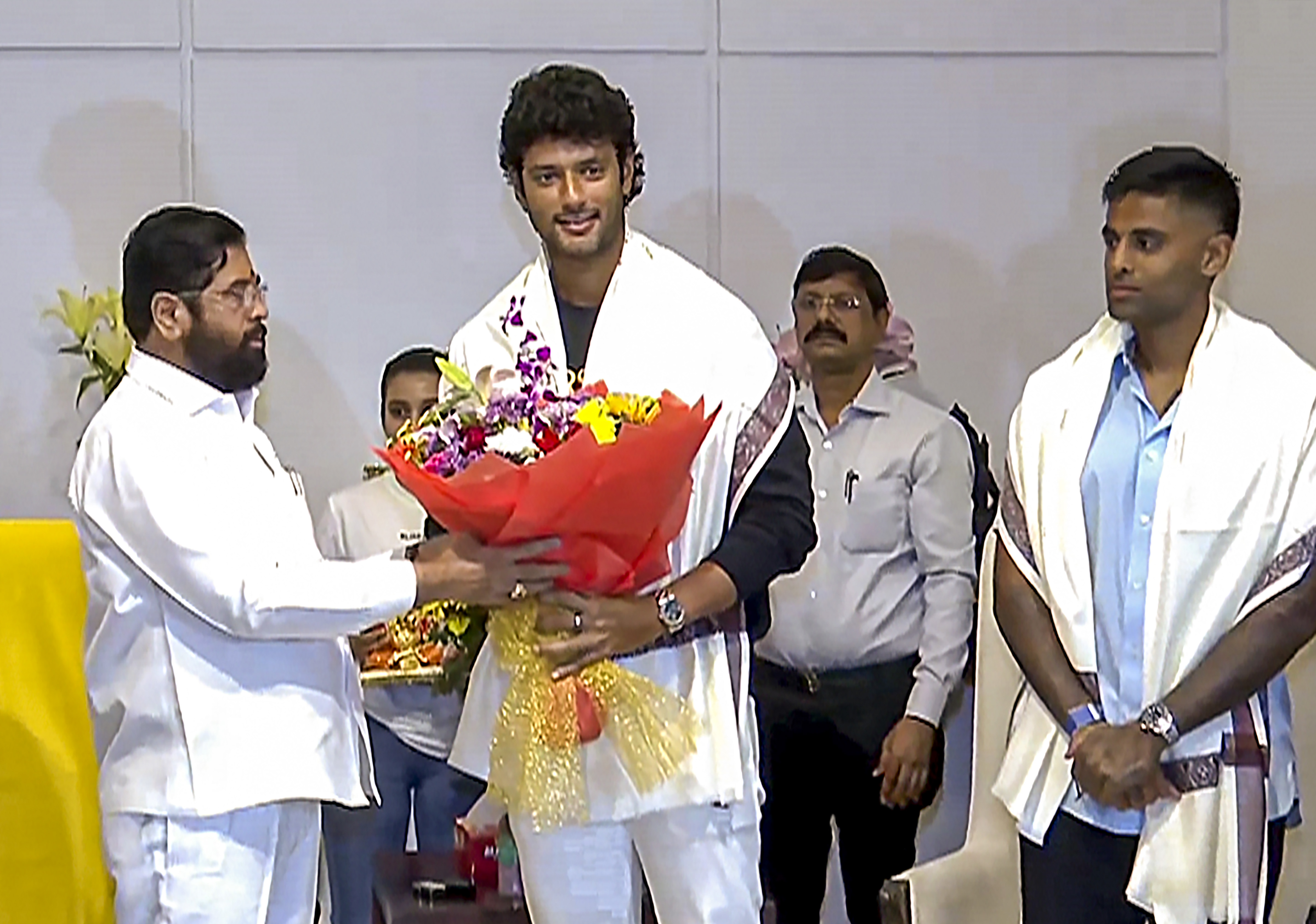 शिवम दुबे के सम्मान में महाराष्ट्र के मुख्यमंत्री।