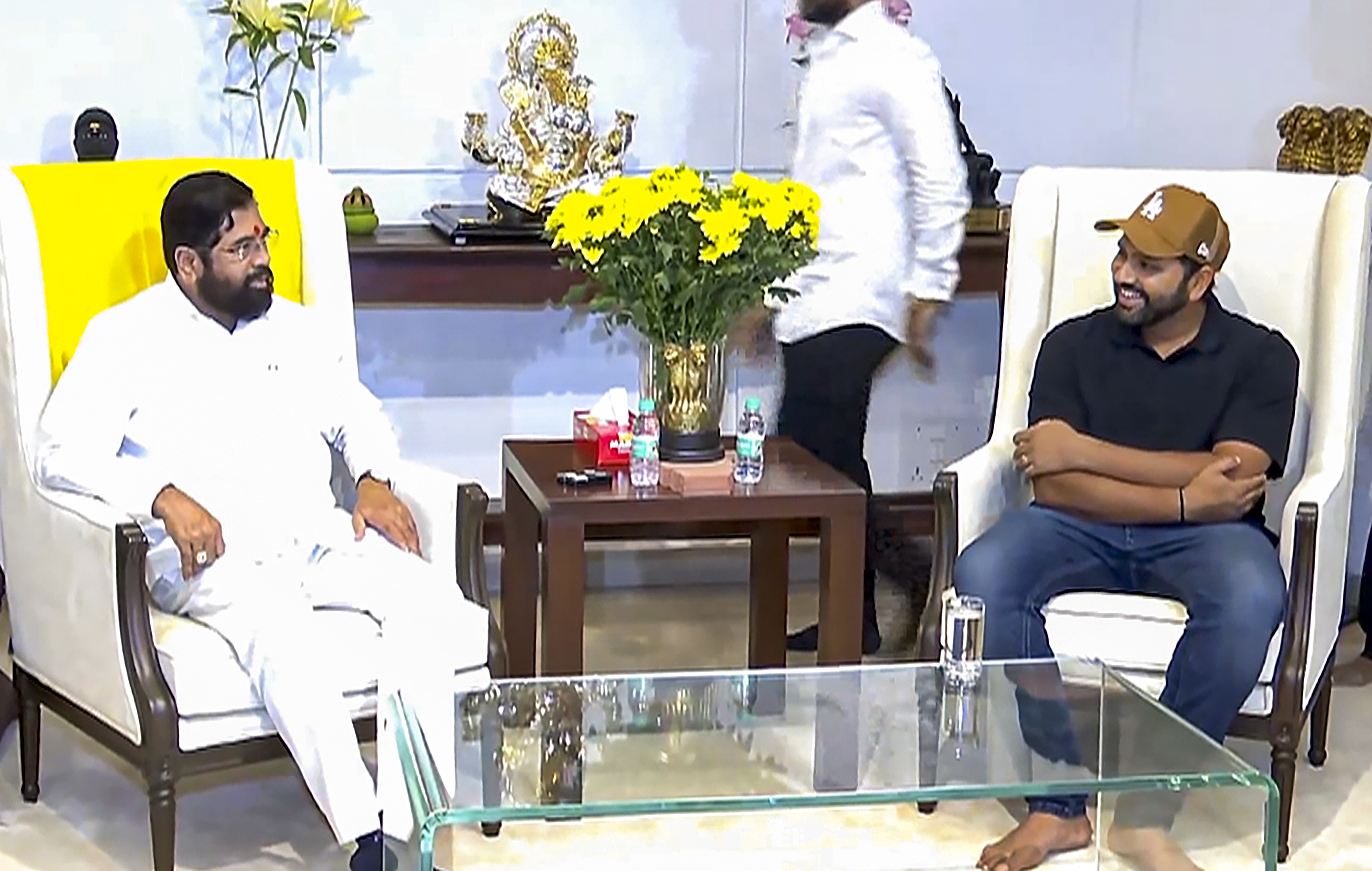 महाराष्ट्र के मुख्यमंत्री एकनाथ शिंदे ने भारतीय कप्तान रोहित शर्मा से मुलाकात की.