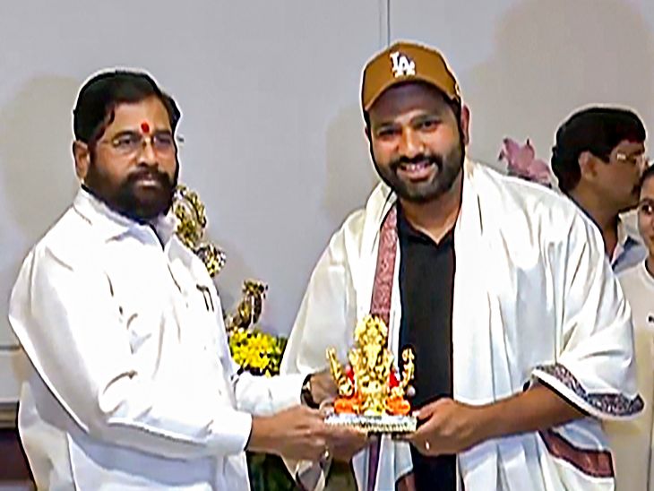 महाराष्ट्र के मुख्यमंत्री एकनाथ शिंदे ने भारतीय कप्तान रोहित शर्मा को भगवान गणेश की मूर्ति सौंपी।