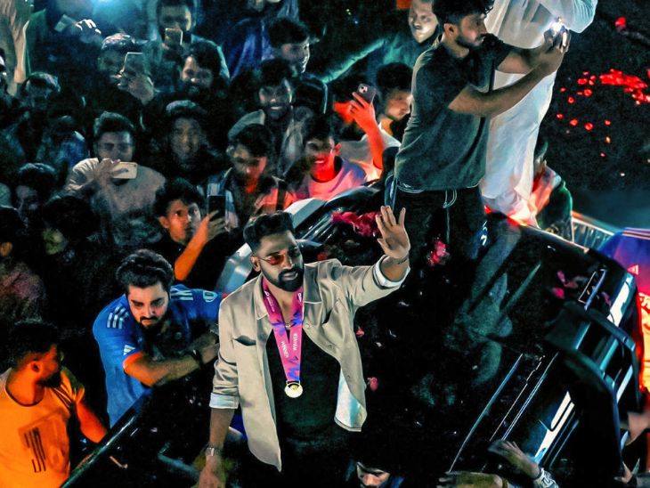 फैन्स ने सिराज को कार की छत पर चढ़ा दिया और विजय जुलूस निकाला.