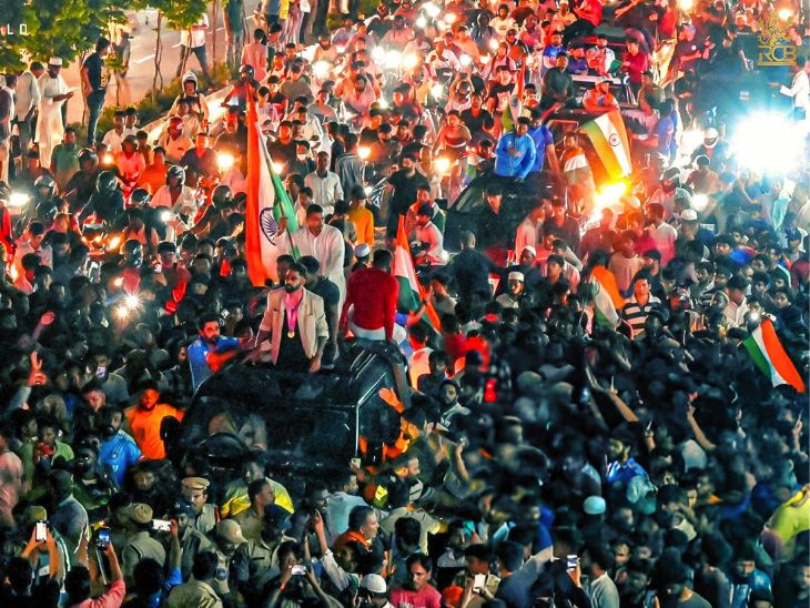 मोहम्मद सिराज के स्वागत के लिए बड़ी संख्या में हैदराबादी प्रशंसक हवाई अड्डे पर पहुंचे।