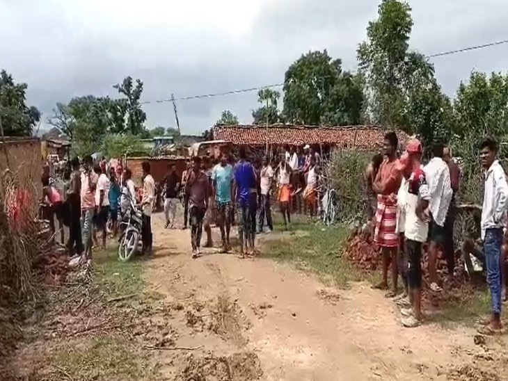 कोरबा में एक साथ चार लोगों की मौत का पता चलते ही बड़ी संख्या में ग्रामीण मौके पर पहुंच गए।