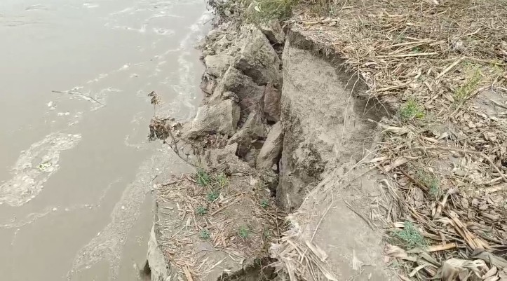 भीषण कटाव जारी।