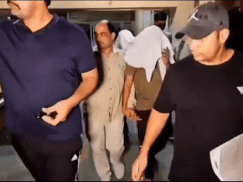 आरोपी हिरेंद्र व तुषार को हिरासत में लेती पुलिस।