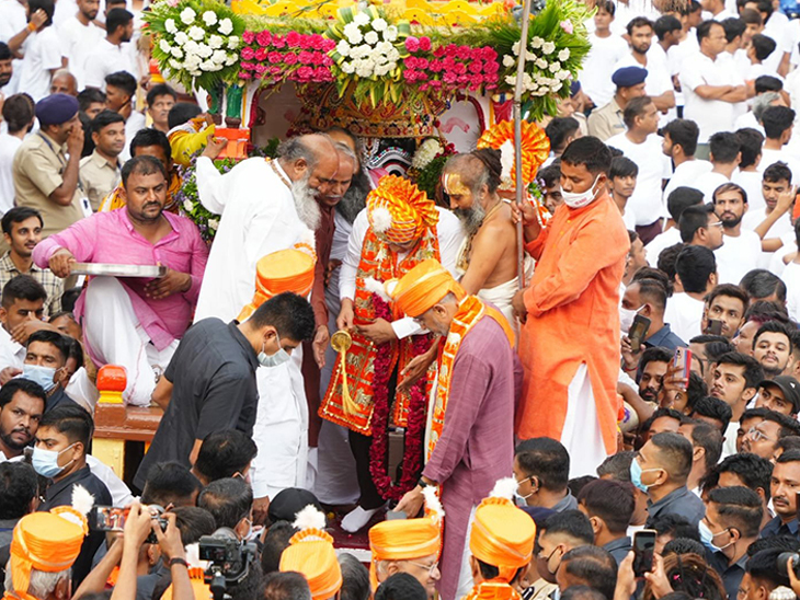 CM Bhupendra Patel performing the Pahind method (the picture is from last year).