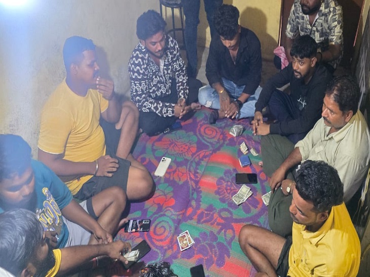 जुआ खेलते हुए आरोपी, पुलिस ने मारी रेड - Dainik Bhaskar