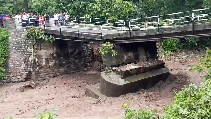 उत्तराखंड के नैनीताल में रामनगर रानीखेत में एक ब्रिज गिर गया।