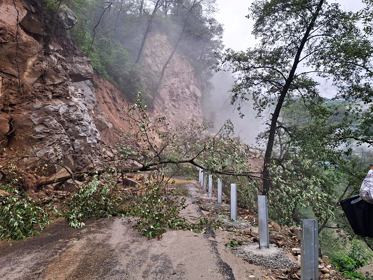 उत्तराखंड के रुद्रप्रयाग में रुद्रप्रयाग गौरीकुंड नेशनल हाईवे-107 पर लैंडस्लाइड हो गया।