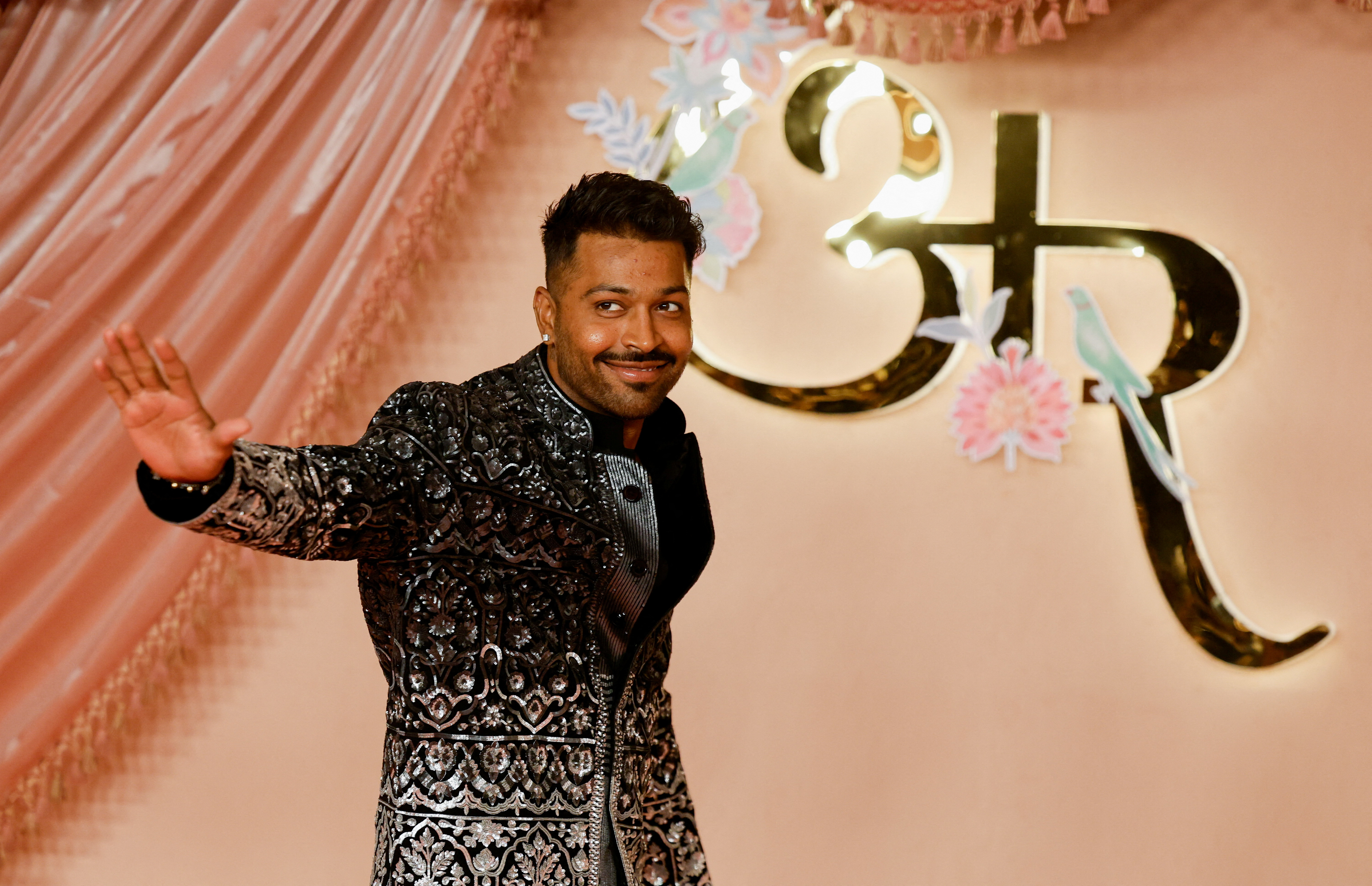 इससे पहले शुक्रवार को मुंबई में हुए अनंत अंबानी और राधिका के संगीत फंक्शन में भी हार्दिक पांड्या अकेले ही पहुंचे थे।