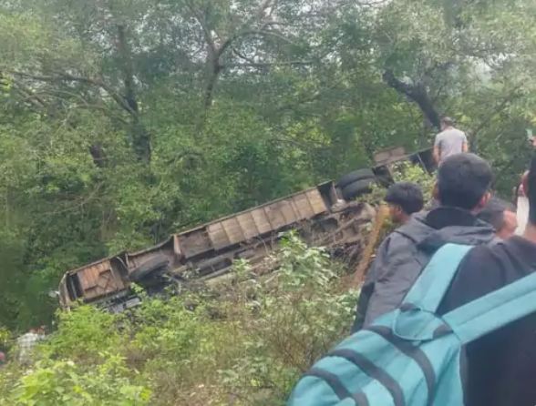 सापूतारा में गिरी बस। आसपास कई लोग भी जुट गए।
