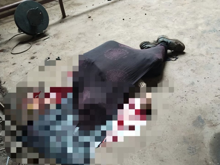 फैक्ट्री के अंदर पड़ा मजदूर का शव - Dainik Bhaskar