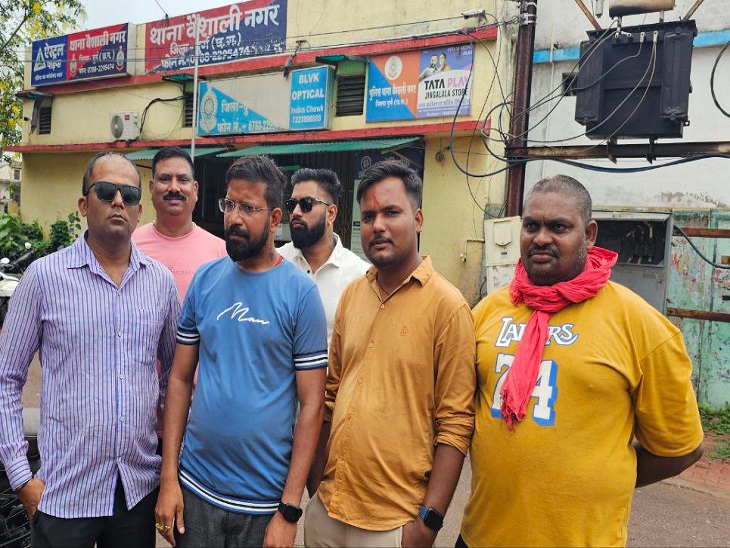 वैशाली नगर थाने पहुंचे कांग्रेसी नेता। - Dainik Bhaskar