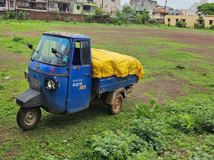 पीडीएस चावल के साथ थाने में खड़ा ऑटो।