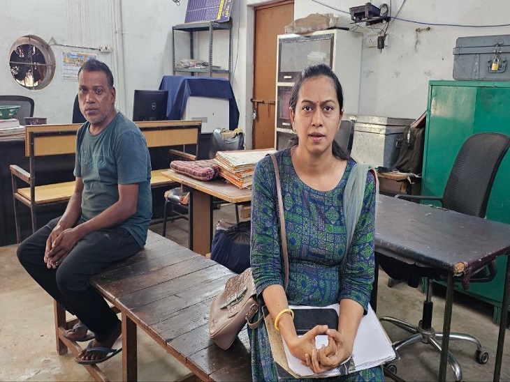 चावल की जांच करने पहुंची सहायक खाद्य अधिकारी वसुधा गुप्ता और पीछे बैठा ऑटो ड्राइवर।