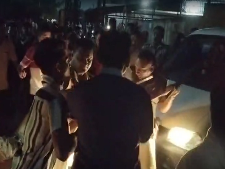 पुलिस लोगों पर लाठी भांजते हुए - Dainik Bhaskar