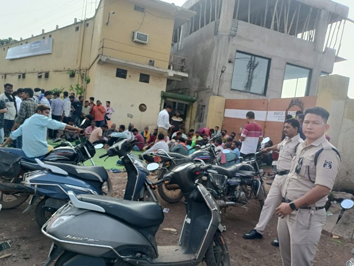 फैक्ट्री के बाहर धरना देते परिजन और मौजूद पुलिस बल