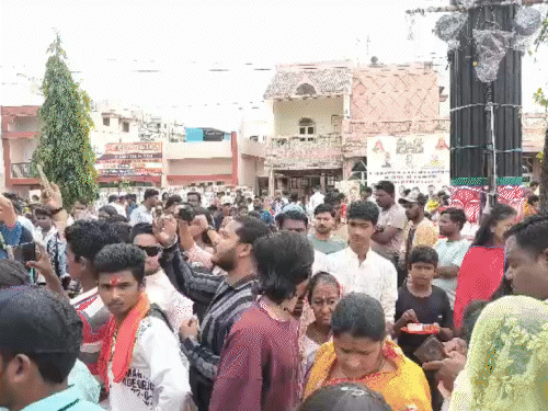 मंदिर प्रांगण में ओडिशा से आए कलाकारों की प्रस्तुति देखने के लिए भी बड़ी संख्या में लोग जुटे।